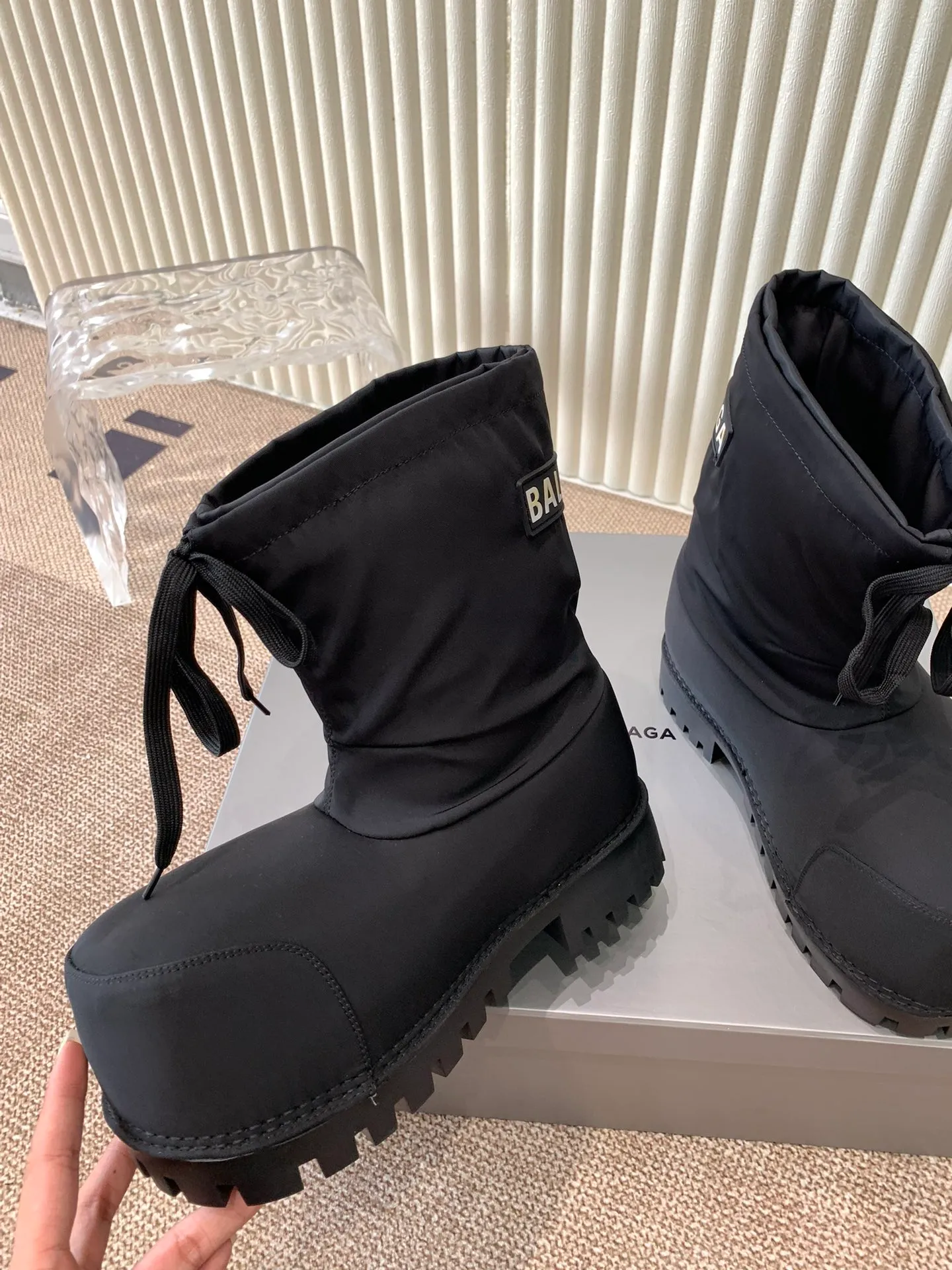👟👟Ex-factory price 860👟👟 Men +20Balenciaga snow boots‼ ️ 24sS new snow boots for autumn and winter. These big-toe Alaskan boots are so good-looking and super cool. They are full of personality and are so cool. They are a must-have item for fashionable autumn and winter! The upper is made of original customized nylon pure cotton waterproof cloth. The inner liner is removable. The original original letter logo is increased in the sole. Size: 35-45